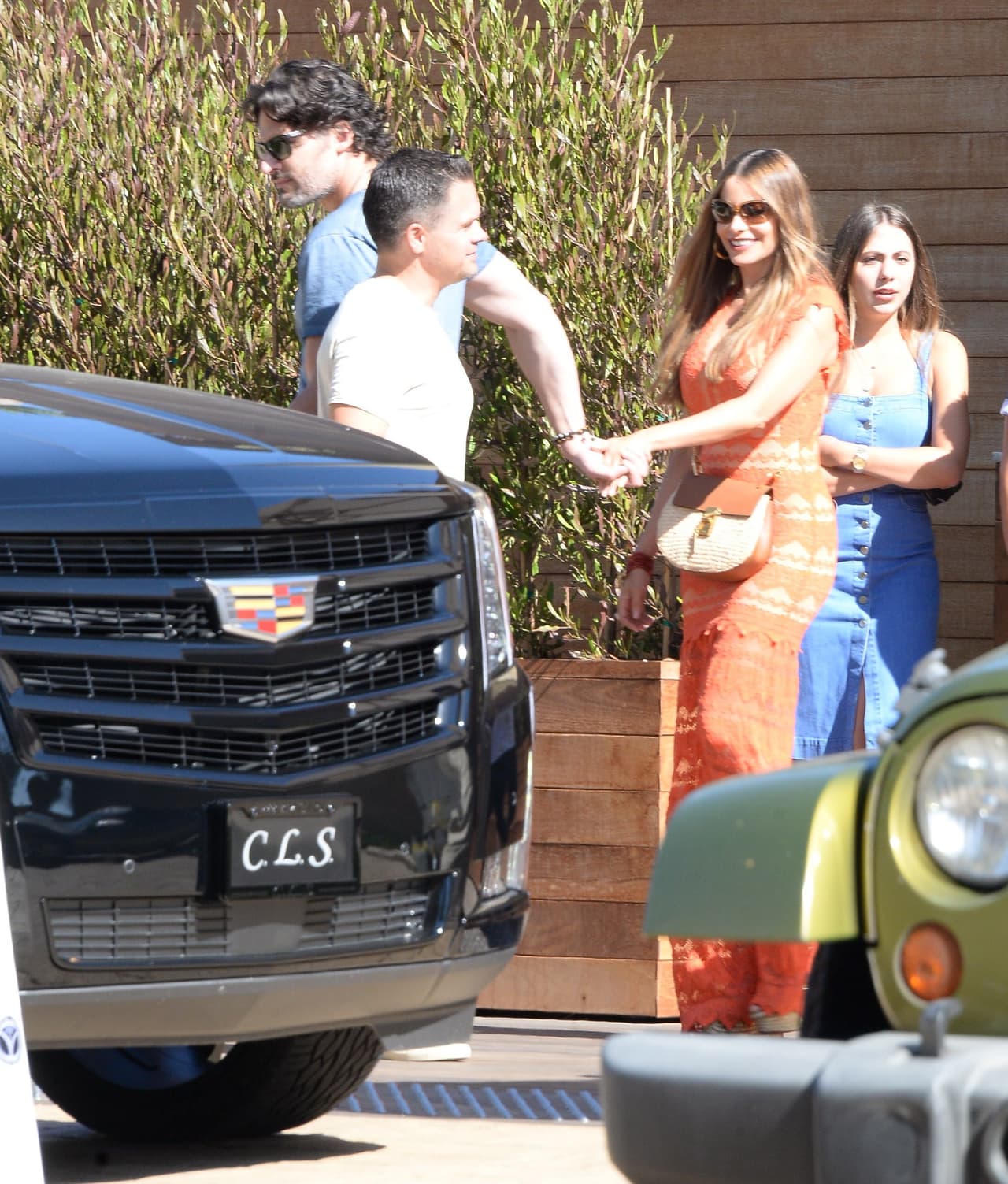 Esta nominada es una consentida por su marido es por eso que a donde van la lleva de la mano.