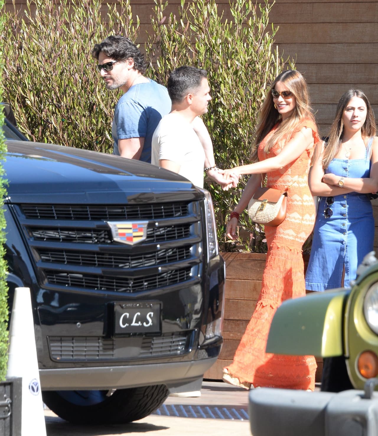 La actriz se paseó con Joe en un divino vestido naranja que marcaba a la perfección sus curvas.