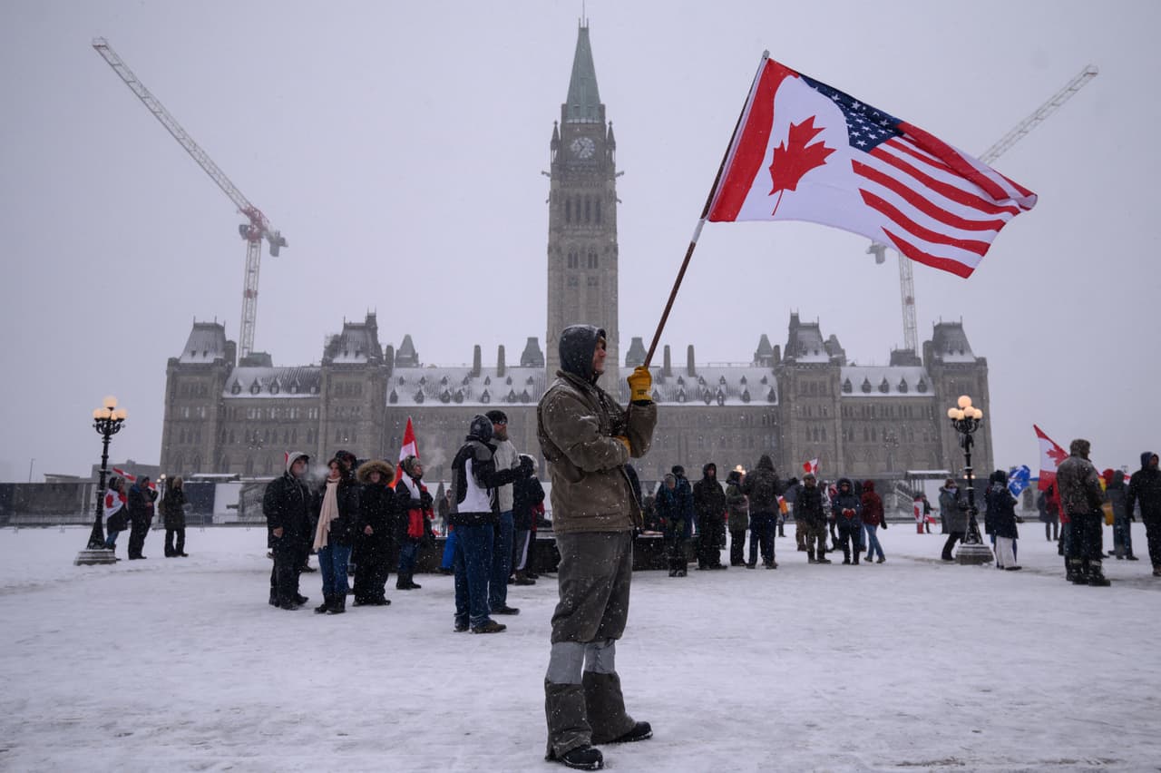 El llamado "Convoy de la libertad" comenzó a fines de enero en Canadá como una protesta de camioneros contra la obligación de vacunarse contra el covid-19, testearse o aislarse para cruzar la frontera con Estados Unidos. Aunque la gran mayoría de los camioneros del país están vacunados, un grupo de activistas antivacunas y conductores afines llegaron hasta el centro de la capital canadiense, Ottawa, en una protesta ruidosa y, en ocasiones, agitada.