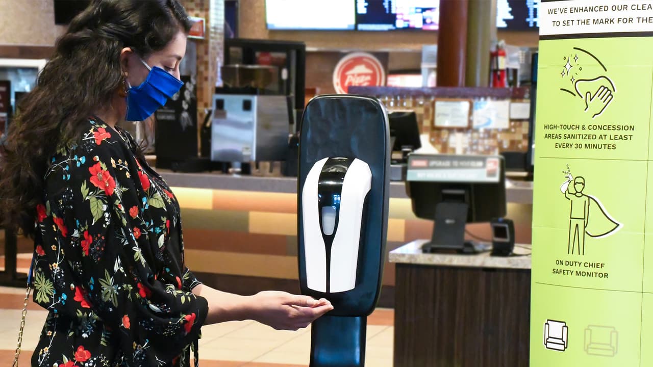 Como en otros establecimientos, las mascarillas faciales son obligatorias para todos los clientes dentro del cine y solo se la pueden quitar para comer y beber en los auditorios.