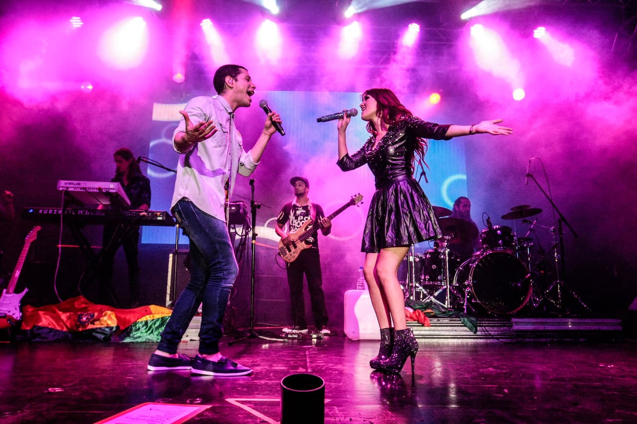 “Y soy Rebelde, cuando no sigo a los demás, sí soy Rebelde…”.