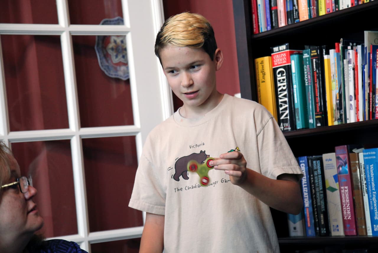 El simple hecho de ser distintos los convierte en víctimas de 
<a href="http://www.univision.com/los-angeles/kmex/noticias/acoso/el-acoso-escolar-puede-convertirse-en-abuso-sexual-entre-menores-video">acoso escolar</a>. En estos casos se debe hablar con las autoridades de la escuela para definir un plan de acción.