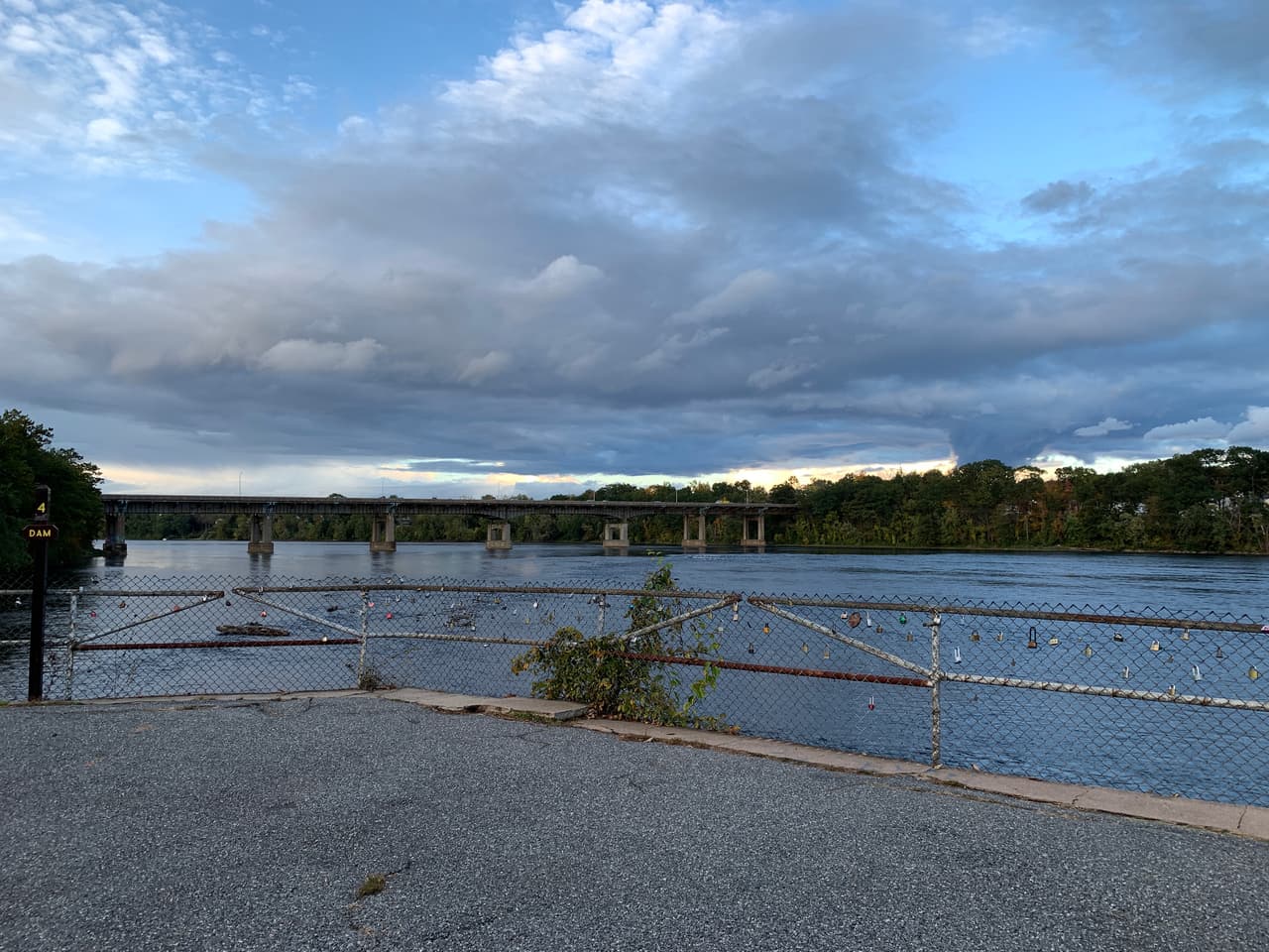 <h2 class="cms-H2-H2">3. Windsor Locks, Connecticut</h2>
<br>
<br>🏠 
<b>Precio promedio de una vivienda:</b> $239,900
<br>
<br>🏠 
<b>Zona metropolitana: </b>Hartford, Connecticut
<br>
<br>Windsor Locks, de más de 12,000 habitantes, es otro de los sitios mencionados en Realtor.com.
<br>
<br>“Esta ciudad suburbana, sede del Aeropuerto Internacional Bradley y el Museo del Aire de Nueva Inglaterra, tiene muchas casas grandes, antiguas, típicas de los paisajes de Nueva Inglaterra”, señaló Amy Chorew, una agente de bienes raíces citada en el informe. 
<br>