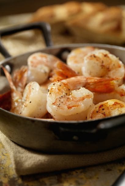Camarones ‘gourmet‘. Una propuesta ideal para agasajar a tus amigos. Saltea los ‚'shrimps‘ con abundante ajo picado.