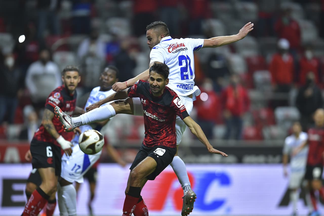 Con dos goles desde el manchón penal, Toluca vence 2-1 a Cruz Azul en el infierno y rompen la racha de la máquina de 19 partidos sin ver la derrota.