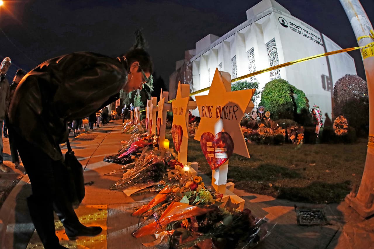 Cuando las autoridades inspeccionaron la cuenta del atacante de Pittsburg en la red social Gab notaron que 
<b>llevaba meses publicando mensajes antisemitas, xenófobos y alineados con el supremacismo blanco.</b> En ellos, 
<b>acusó al entonces presidente Donald Trump de ignorar la "infestación" de judíos en Estados Unidos</b> y criticó la caravana de migrantes centroamericanos que viajaba entonces hacia la frontera, un mensaje alineado con el discurso que utilizaba en ese momento el mandatario.