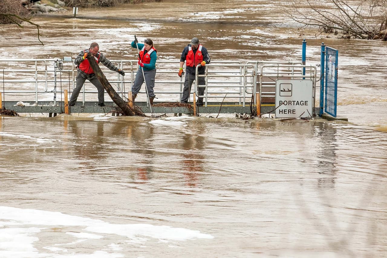 Deshielo y fuertes lluvias en Michigan dejan decenas de casas inundadas