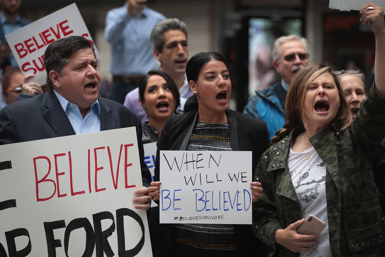 Activistas y defensores de sobrevivientes de abusos sexuales, incluido el candidato demócrata a la gobernación de Illinois JB Prtizker, 
<b>protestaron contra Kavanaugh frente a un edificio federal en Chicago.</b>