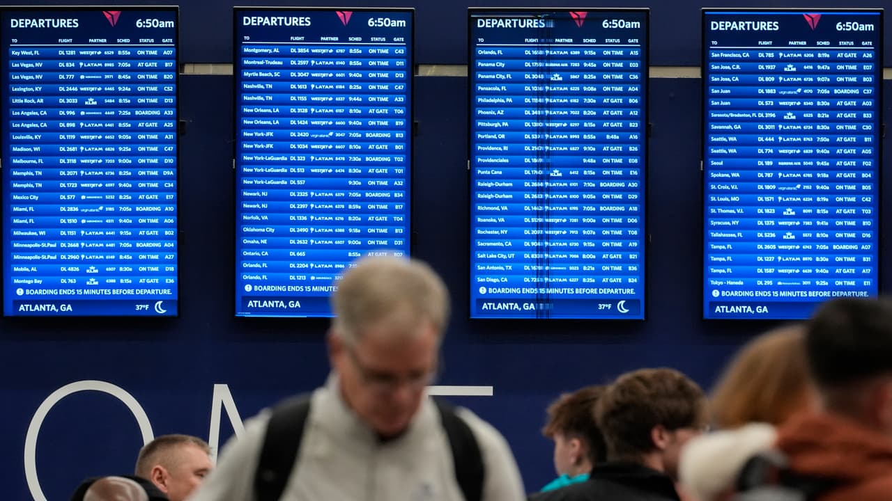<h2 class="cms-H2-H2">4. <b>Qué hacer en el aeropuerto de Atlanta si tiene una escala de varias horas</b></h2>
<br>
<br>El aeropuerto cuenta con opciones de comida para todos los presupuestos. Aquí encontrarás tanto restaurantes de cadena como otros que son locales que te permitirá probar los sabores tradicionales sureños. 
<br>
<br>Otra opción es ver las exposiciones que se colocan dentro del aeropuerto gracias a un programa de arte que tiene el aeropuerto. Si tienes suerte, te podría tocar un día en el que haya una banda de músicos en vivo en las instalaciones. 
<br>