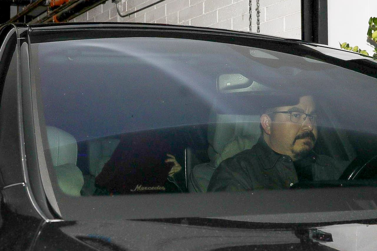 Primero sale la modelo, custodiada por miembros de seguridad, y después el cantante.
<br>