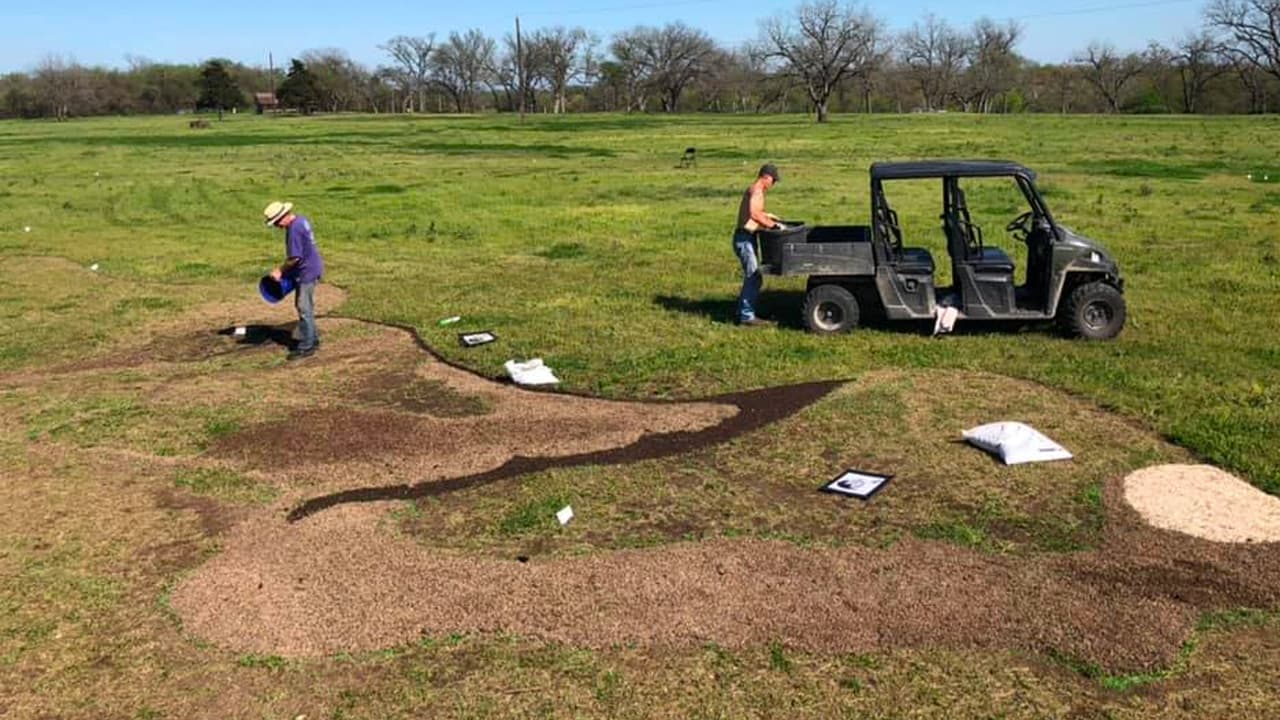 El artista dice que le tomó unas dos semanas completar la obra y que usó arena, mantillo (mulch), arcilla, rocas y vainas de nueces (pecan).
