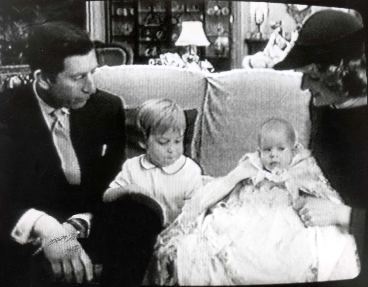 En la fotografía del bautizo de Harry pueden notarse las primeras evidencias del parecido con su primogénito. Aquí el hijo menor de la princesa Diana y el príncipe Carlos posa para la televisión, junto a su hermano William.