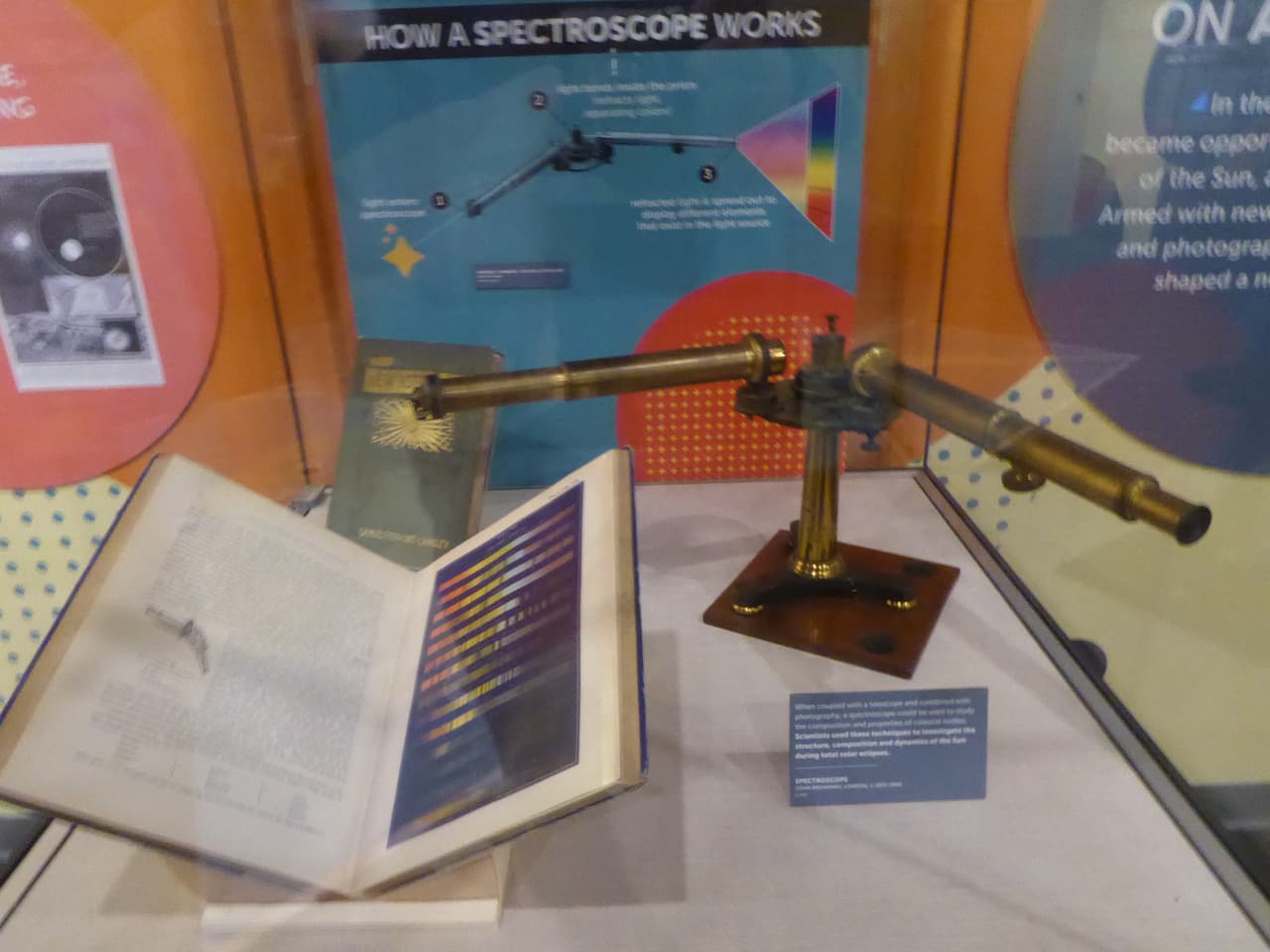 Entre ellos están el 
<b>Espectrómetro óptico</b> que se usa para medir las propiedades de luz en una porción del espectro electromagnético.