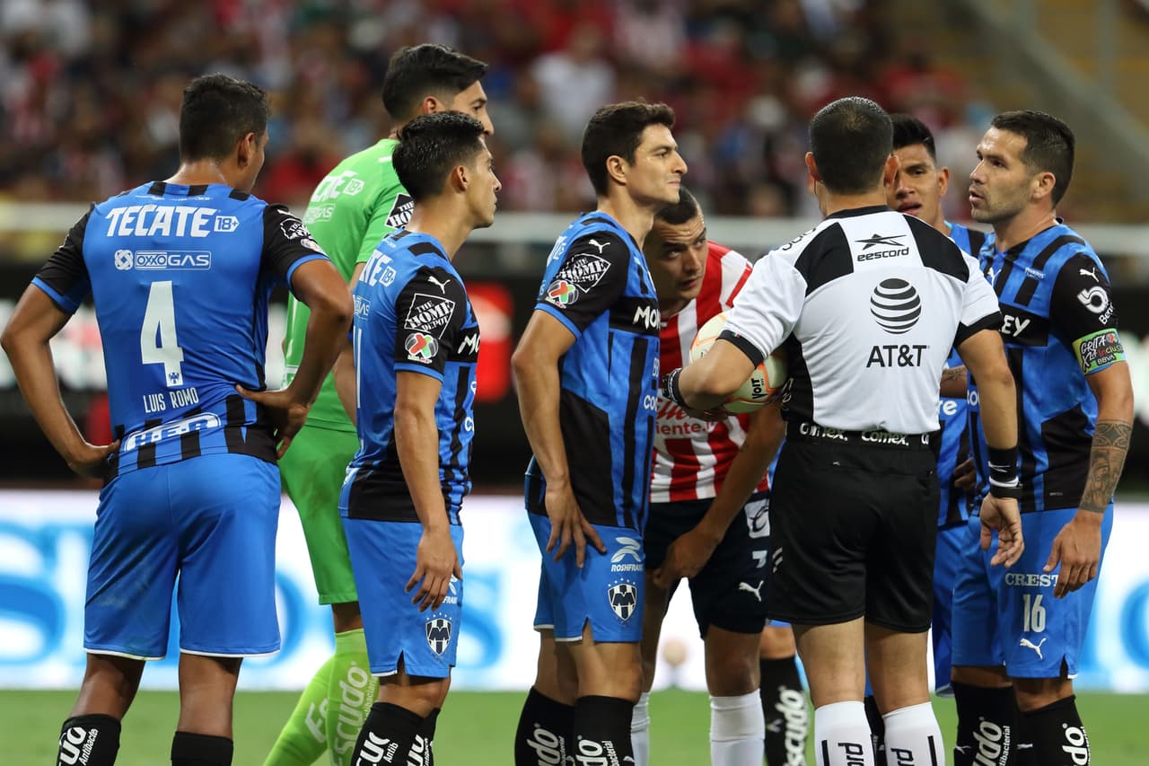 Chivas comenzó ganando con gol de Ángel Zaldíver, pero Rayados reaccionó y con goles de Gallardo, Vegas y un ‘osote’ de Miguel Jiménez terminó por vencer y hundir a un Guadalajara que podría quedarse sin DT.