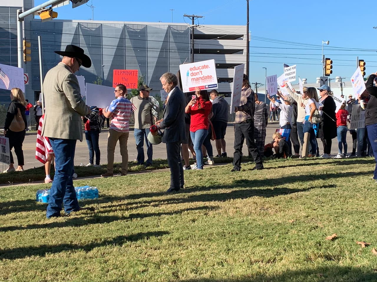 Trabajadores actuales y exempleados de Southwest Airlines, se reunieron este lunes por la mañana para protestar por los recientes 
<a href="https://www.univision.com/local/austin-kakw/pueden-las-empresas-desafiar-la-orden-del-gobernador-de-texas-sobre-mandatos-de-vacunas-video">mandatos de vacunación contra el covid-19.</a>
<br>
