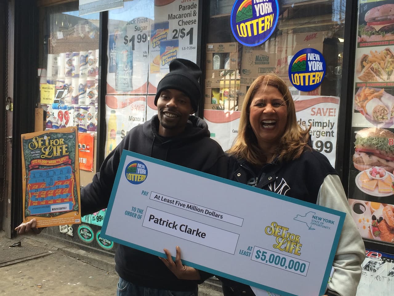 Los minoristas que venden los boletos ganadores reciben un bono en efectivo del uno por ciento, hasta $500,000, del monto del premio por vender un boleto ganador.
<br>