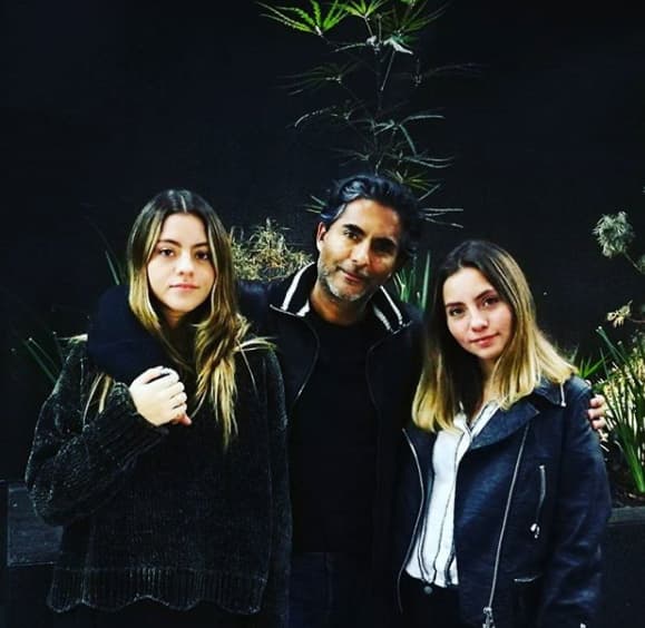 El actor, de 56 años, fue muy claro al decirles que su amor y relación con ellas no cambiaría: "A su padre no lo pierden, aquí estoy, nada más 
<b><a href="https://www.univision.com/famosos/raul-araiza-aclara-que-maria-aguilar-todavia-no-es-su-novia-pero-estan-en-eso-y-pide-que-no-la-espanten-fotos" target="_blank">déjenme vivir</a></b>. La vida es corta y yo no me voy a quedar (en el matrimonio) porque así debía ser o porque así dice la sociedad".
<br>