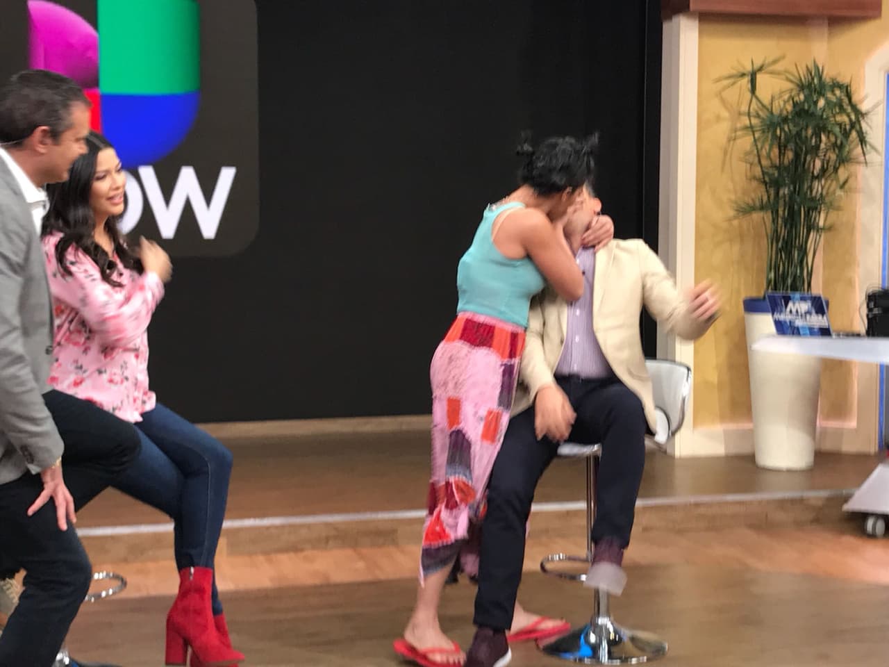 Muy al estilo de Marc Anthony, quien le robó un beso a Maluma; Mela hizo lo propio con Carlos Calderón.