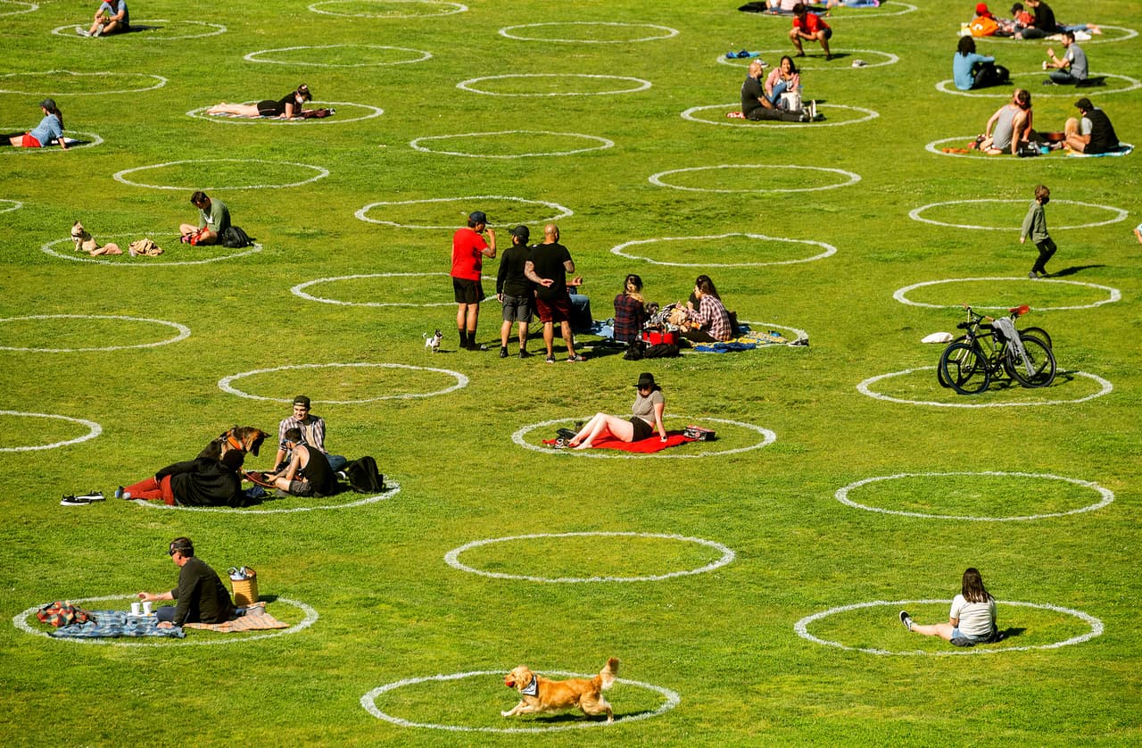 Un mínimo de 6 pies de distancia es el requerido entre personas parques públicos de California.