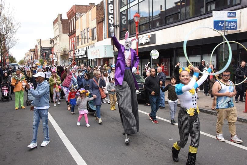 <a href="https://southstreet.com/events/90th-annual-easter-promenade/"><b>90th Annual South Street Easter Promenade (9 de abril)</b></a>. Este famoso desfile de Pascua su 90 aniversario. Los niños y adultos por igual vienen vestidos con sus mejores galas dominicales para un paseo por South Street, que se completa con música en vivo, golosinas y la visita del Conejo de Pascua, que juzga los concursos de los mejor vestidos.