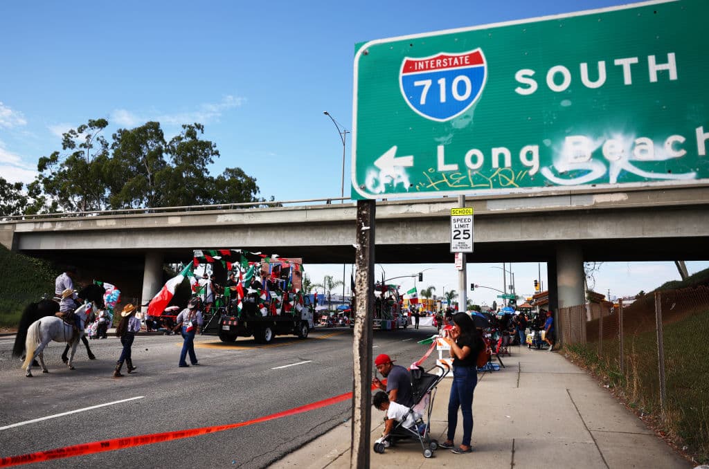La ruta del Desfile por la Independencia de México, en dirección Este por la avenida César E. Chávez, comenzó a la altura de Mednik Avenue,extendiéndose hasta Record Avenue.