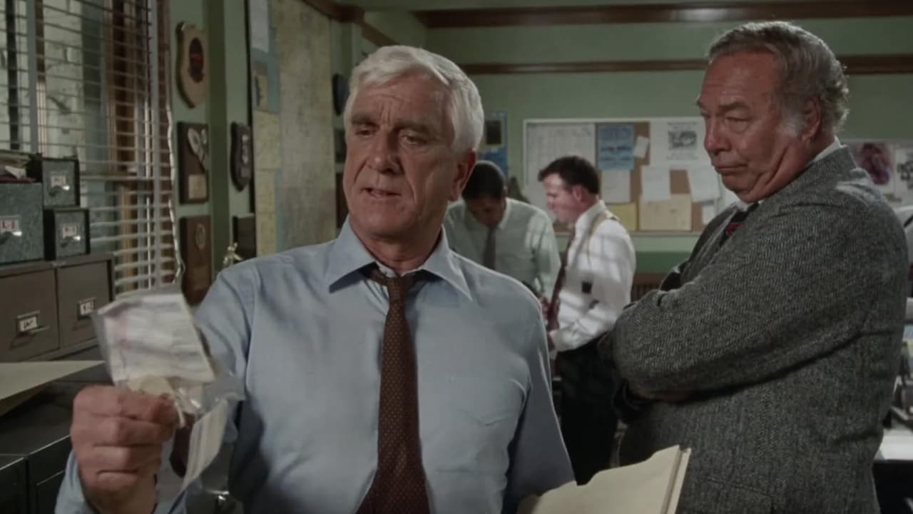 Leslie Nielsen es Frank Drebin en '¿Y dónde está el policía?.