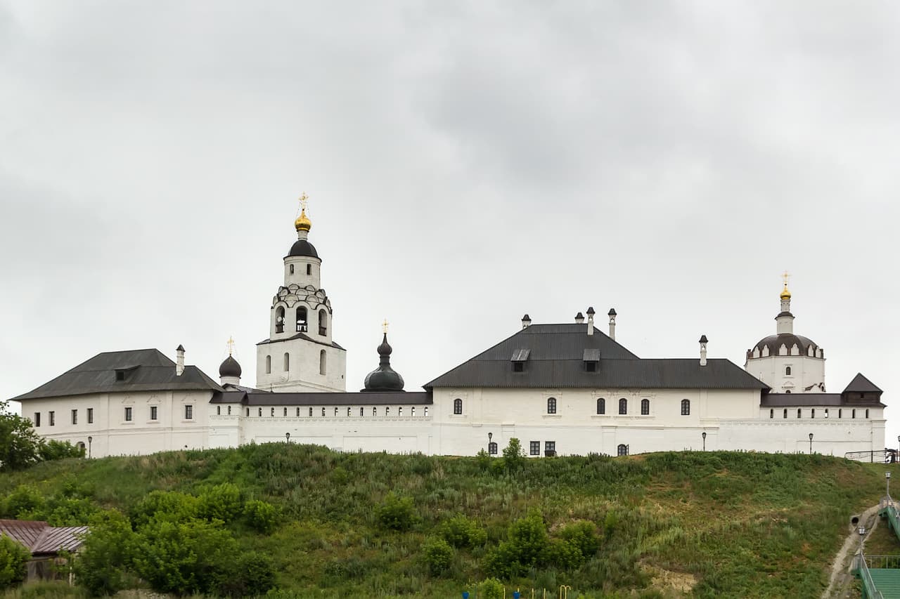 <b>Catedral de la Asunción y Monasterio de la ciudad-isla de Sviyazhsk, Rusia. </b>Sviyazhsk fue fundada por Ivan el Terrible en 1551. El Monasterio de la Asunción ilustra en su ubicación y composición arquitectónica el programa político y misionero desarrollado por el zar Iván IV para extender el estado de Moscú. Los frescos de la catedral están entre los ejemplos más raros de pinturas murales ortodoxas orientales.