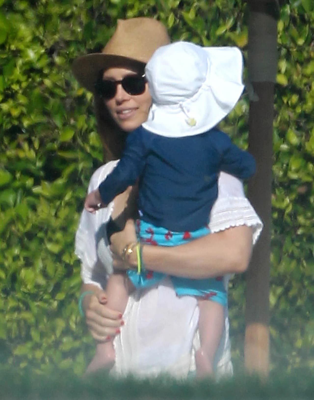 Aquí pasó Jessica con su nene, muy bien protegido del Sol.