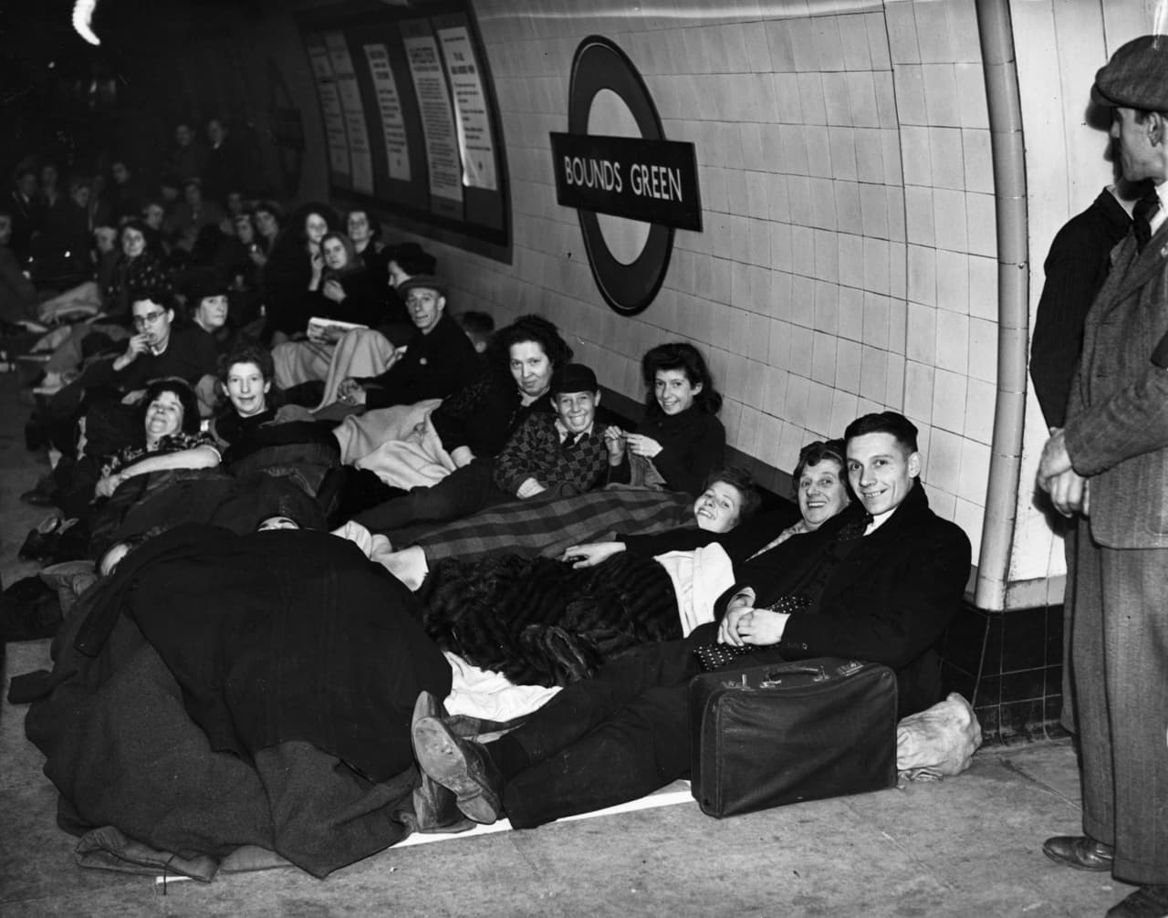 Civiles británicos protegidos de las bombas alemanas en el metro de Londres. El 7 de septiembre de 1940 comenzó una campaña de bombardeos de la aviación alemana contra Reino Unido, especialmente contra su capital.
<br>