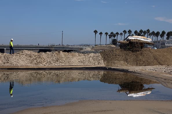 El alcalde de Huntington Beach, Kim Carr, describió la situación como una “desastre ecológico potencial”, y dijo que parte del petróleo había llegado a la orilla de las playas y estaba impactando las tierras pantanosas de Talbert y el sendero del río Santa Ana.