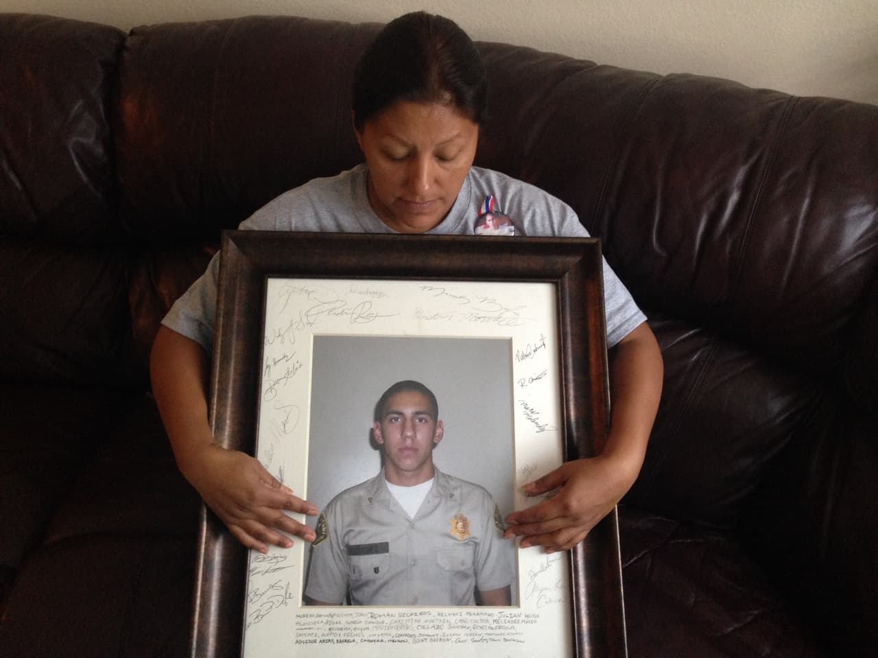 Guadalupe Rodríguez sostiene un cuadro de su hijo asesinado en 2011.