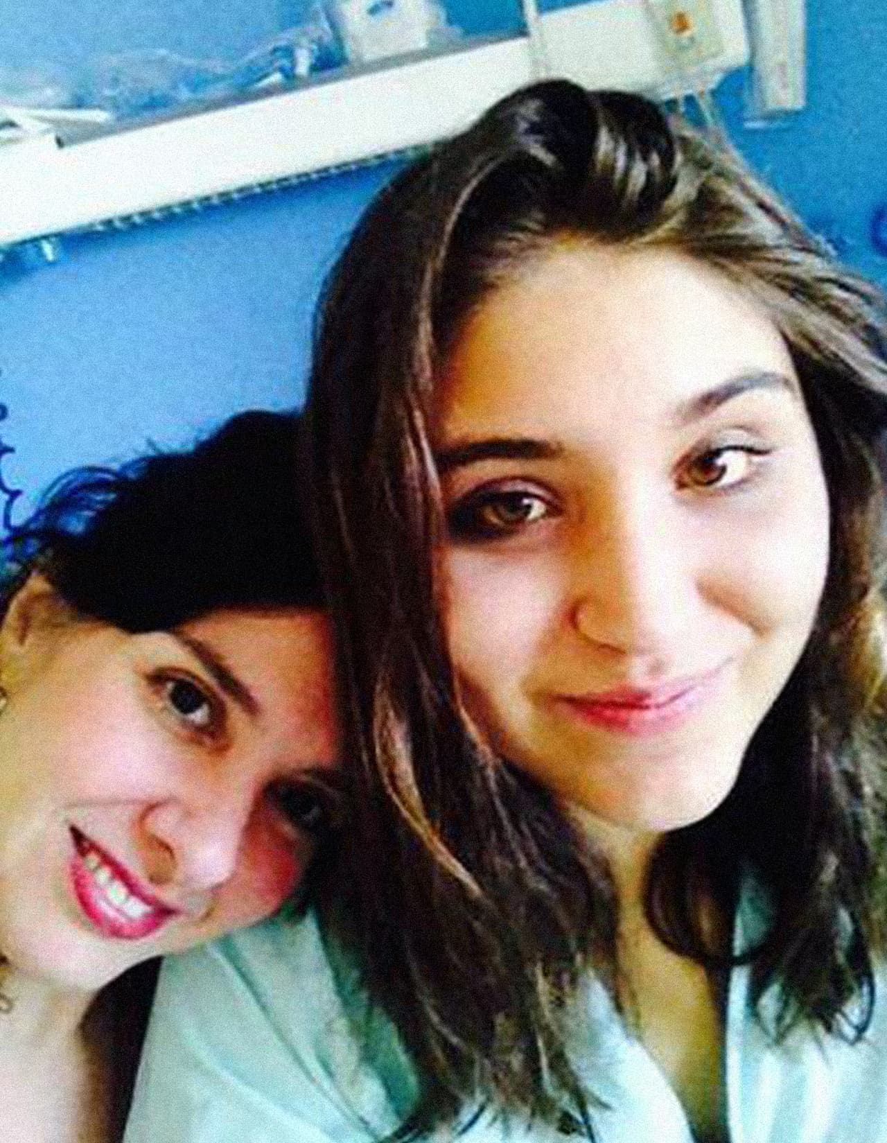 La poeta y escritora venezolana Adriana Bertorelli se mudó el año pasado a Madrid –con pasajes donados y apenas 600 euros en el bolsillo- para 
<a href="http://www.univision.com/noticias/trasplantes/diario-de-un-trasplante-de-higado-la-felicidad-de-encontrar-un-donante"><u>buscarle un trasplante de hígado</u></a> a su hija Federica, de 16 años. “Mi muchacha de ojos dorados continúa en terapia intensiva. Su cuerpo va despertando por partes, entendiendo su nuevo estatus de cuerpo intervenido. El hígado nuevo comienza a funcionar y cada día el amarillo de sus ojos es cada vez más blanco. Hay un riñón al que le cuesta despertar y un pulmón temperamental, pero todo está bajo control”, escribió al salir de la operación que les cambió la vida.