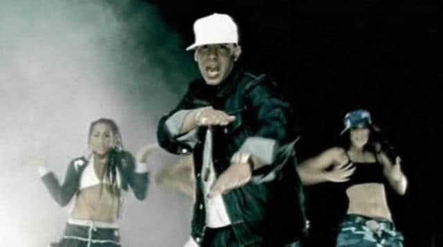 Por su parte, Daddy Yankee logra el éxito internacional en el 2004 con sus temas 'Gasolina' y 'Lo que paso paso' mostrando su gusto por el reciente nacido género reggaeton. Con su disco 'Barrio Fino' se posiciona como uno de los favoritas dentro de este estilo musical.
