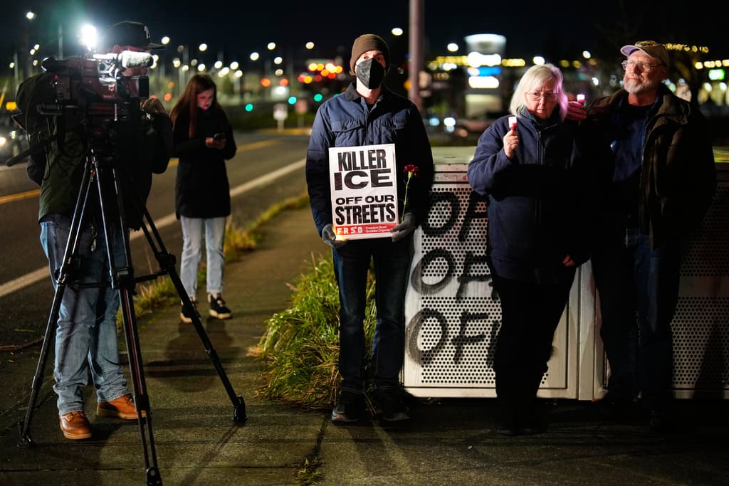 Manifestantes en Portland corearon consignas contra ICE y el gobierno federal, acusándolo de criminalizar a comunidades enteras. Las protestas reflejaron una desconfianza histórica hacia los operativos federales, especialmente en una ciudad con fuerte tradición de movilización social y resistencia civil.