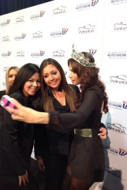 Marisela regresó a casa feliz de haber tenido la oportunidad de asistir al auto show en Washington y sentir el calor de su gente. La reina se divirtió tomándose fotos con sus admiradores y repartiendo autógrafos.