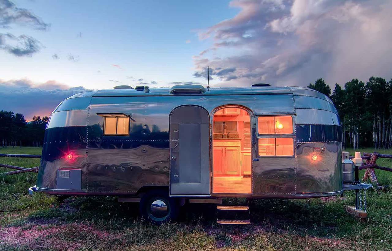 Y cuando llega la noche, paras, prendes las luces y te relajas en tu cómoda y 'cool' casa.