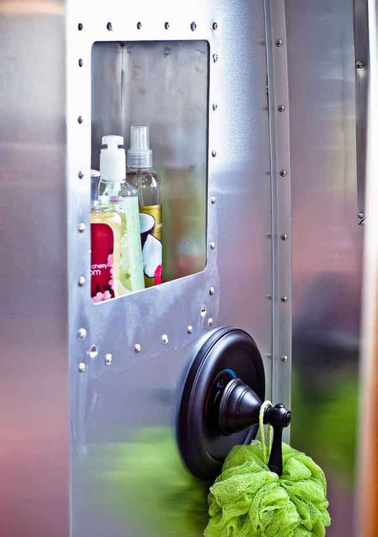 No hay detalle que se haya olvidado: ¡incluso hay espacios para colocar jabones, toallas y muchas cosas más!