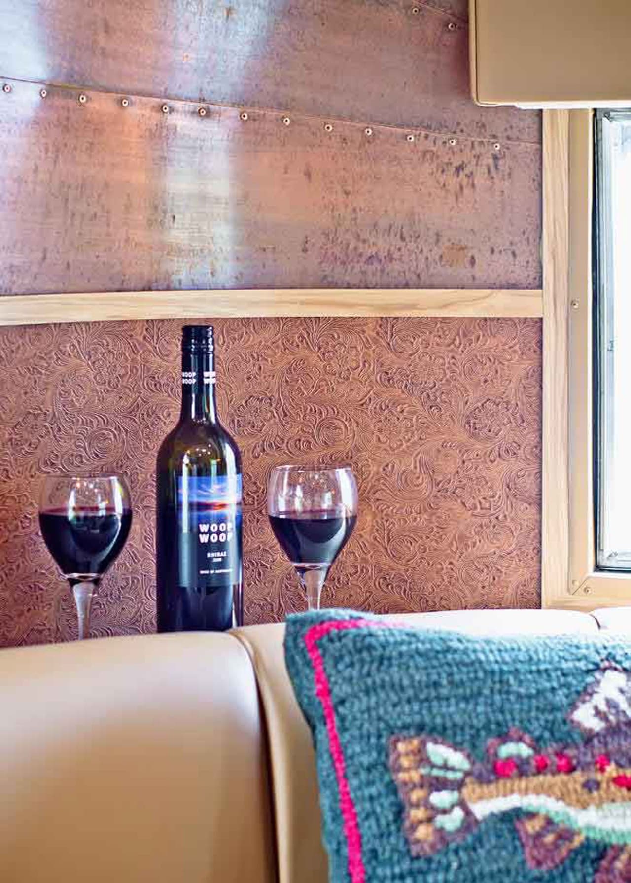 Una copa de delicioso vino puedes disfrutar mientras vas en la carretera.