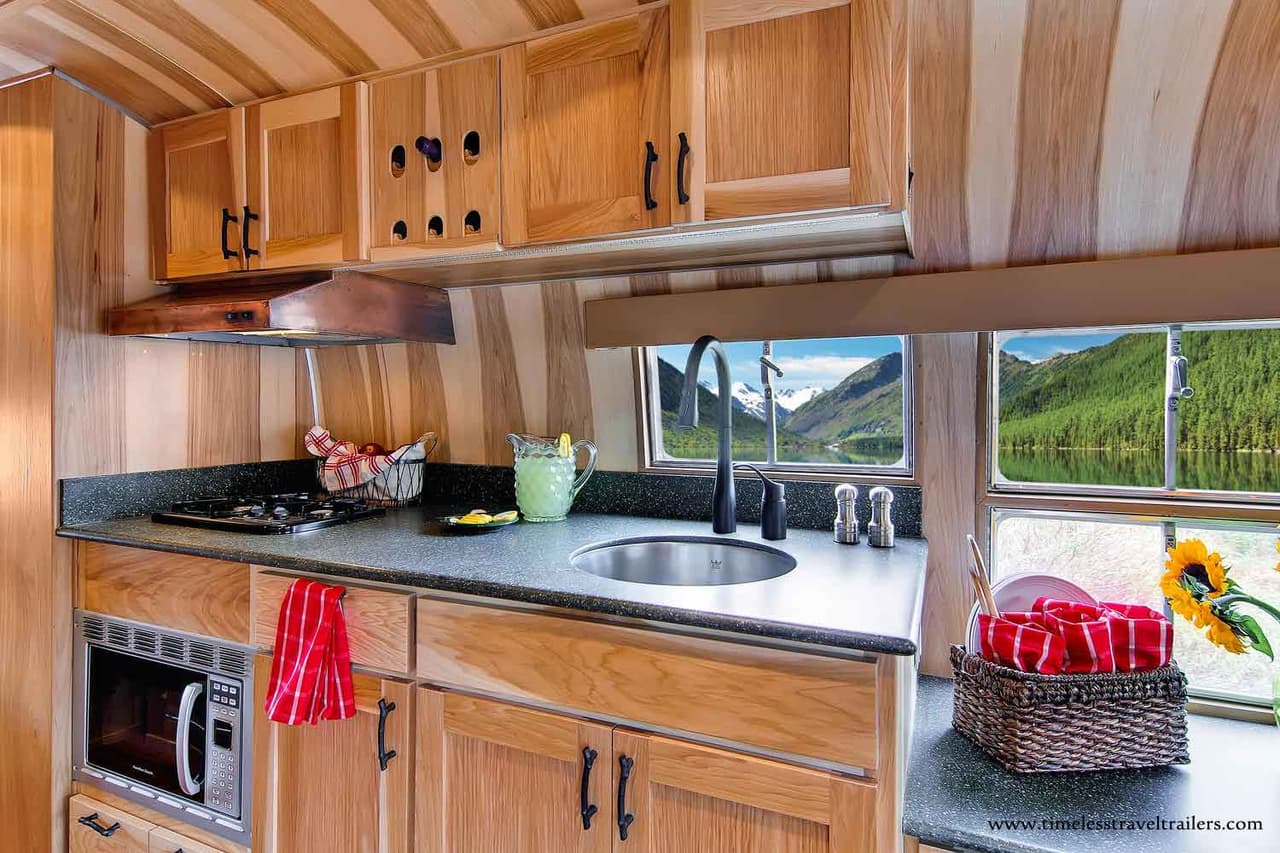 Los muebles que colocaron están específicamente diseñados para procurar salvaguardar el espacio y hacer cómodo el viaje.