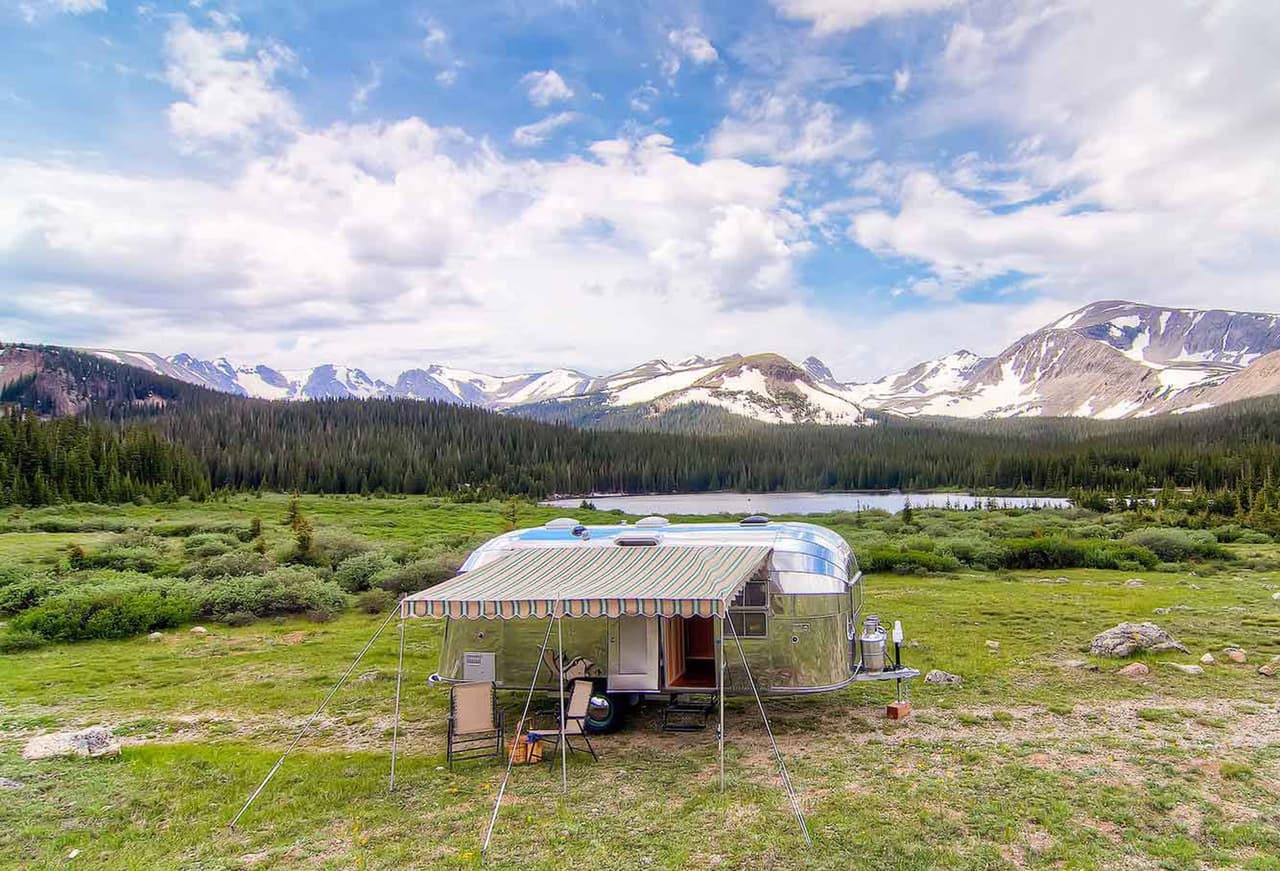 El tráiler Whale Tail regresó a su antigua gloria, y ahora es llamado Timeless Orvis Airstream.