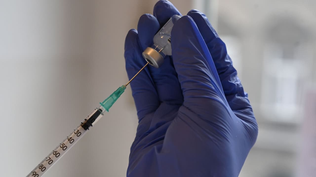 La Corte de Comisionados del Condado de Dallas aprobó destinar cuatro millones de dólares de fondos federales para contratar los servicios de la empresa Chime Solutions, un centro de llamadas que ayudará a registrar a las personas interesadas en recibir la vacuna contra el coronavirus.
<br>
<br>¿Dónde registrarse en el norte de Texas? Aquí le decimos. 
<br>
<br>-En el 
<a href="https://forms.office.com/Pages/ResponsePage.aspx?id=rc-tUfFynEeyj1JBLgQBS27MxRuhoUxLlfv_l-XuFzdURjM4RVE0QjZSQVRNSzA2RE8yNDM2VVIwTy4u" target="_blank">Condado Dallas</a>.
<br>
<br>-
<a href="https://tcph.quickbase.com/db/bq3q4uet8?a=showpage&pageid=7" target="_blank">Condado Tarrant</a>
<br>
<br>-
<a href="https://apps2.collincountytx.gov/Forms/VaccineRequest" target="_blank">Condado Collin</a>
<br>
<br>-
<a href="https://dentoncounty.quickbase.com/db/bq5nwntc6" target="_blank">Condado Denton</a>