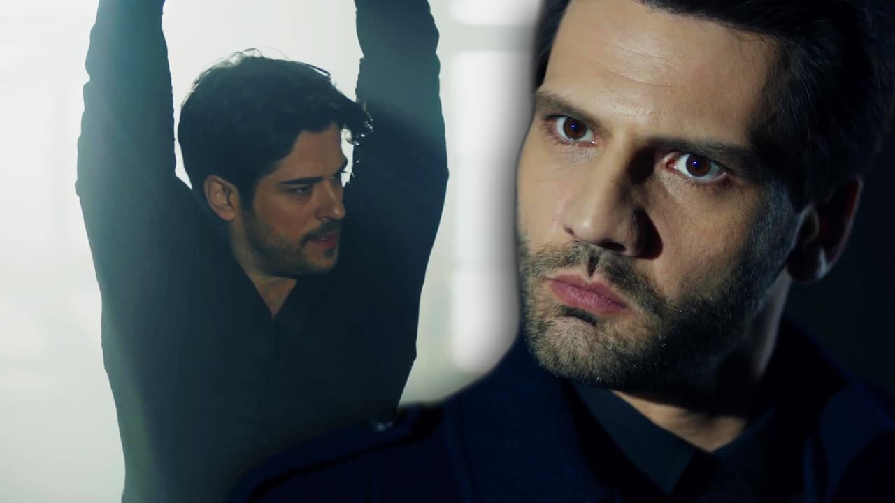 Pese a que logró huir,
<b><a href="https://www.univision.com/shows/amor-eterno/amor-eterno-emir-secuestro-a-kemal-y-ordeno-torturarlo-al-creer-que-asesino-a-asu-escena-del-dia-video" target="_blank">Emir lo interceptó y lo secuestró</a></b>. Al tenerlo amarrado en una bodega abandonada, el villano le pidió a sus hombres golpearlo hasta que confesara el crimen de su hermana.