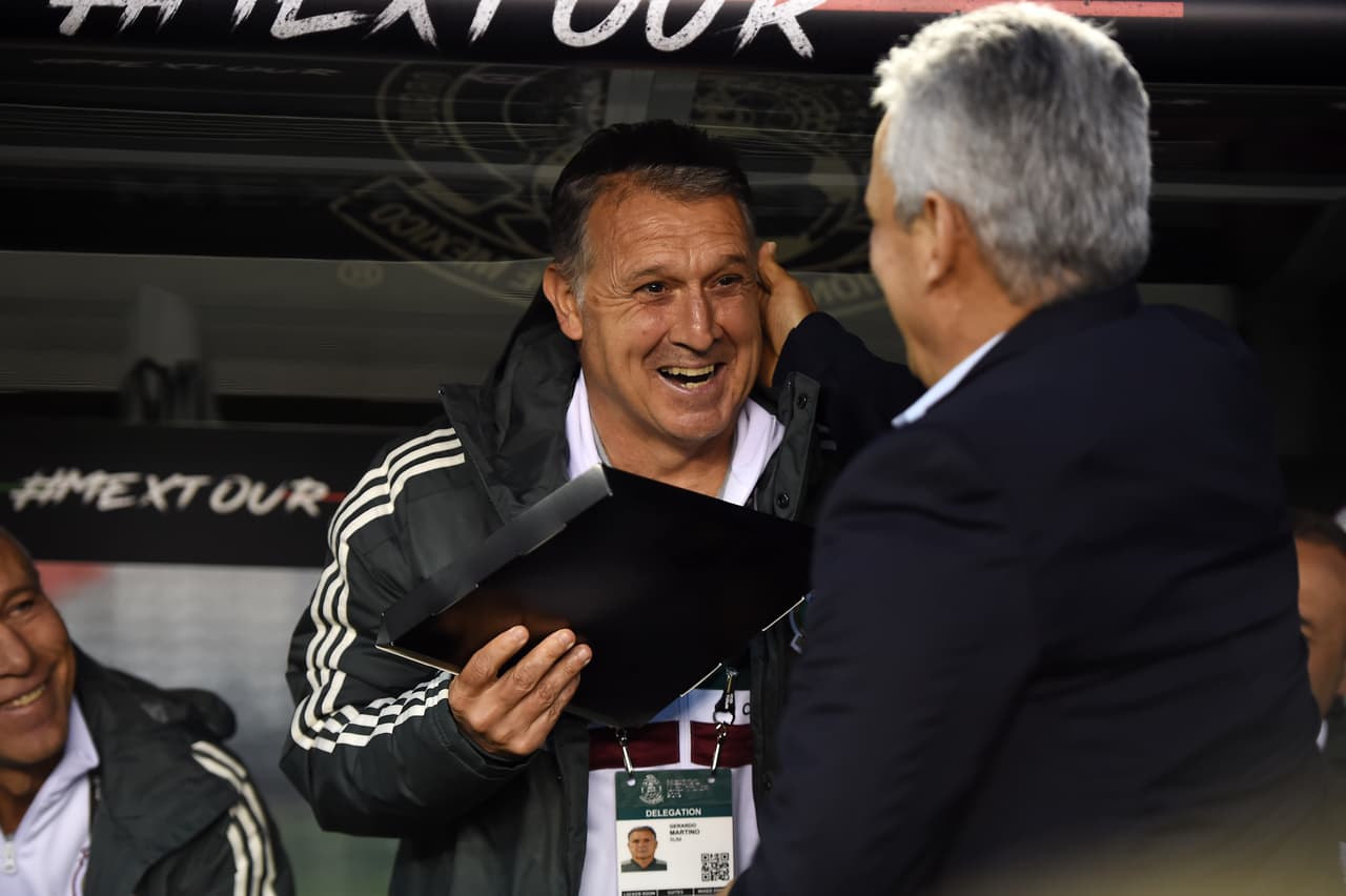 Gerardo Martino saludó afectuosamente al colombiano Reinaldo Rueda previo al silbatazo inicial del partido.