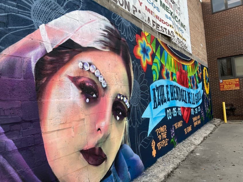 Mural Azul de la Garza. Según la policía, la adolescente de 18 años estaba dentro de un automóvil estacionado a unos pasos de su casa en la cuadra 5400 sur de la calle Avers cuando fue atacada por un desconocido que luego huyó del lugar a pie.