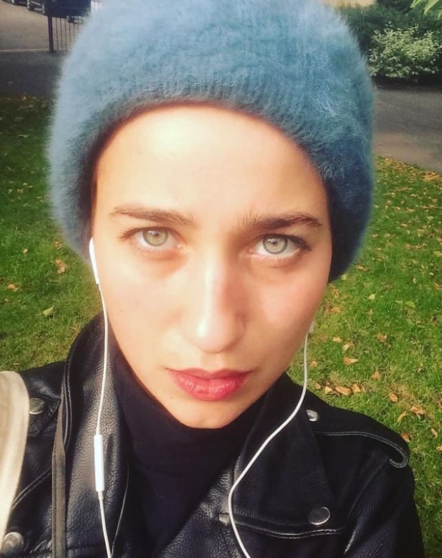 Auque en la pantalla se vea imponente y agresiva, en sus redes sociales se muestra muy amistosa. De hecho, constantemente comparte su amor por la naturaleza y de vez en cuando algunas selfies donde sus ojos verdes son los protagonistas.