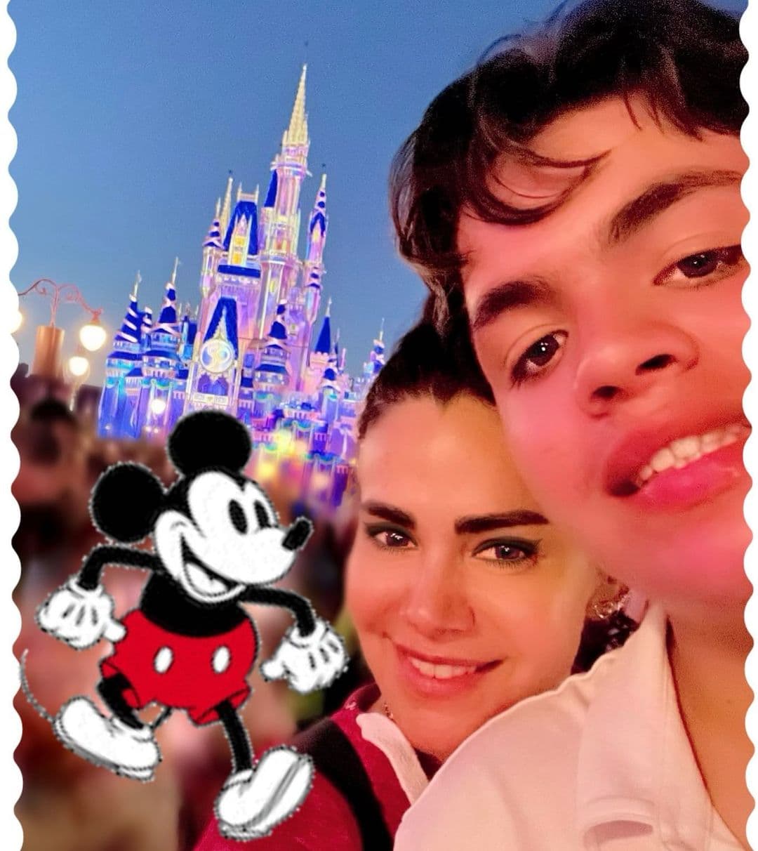 "Mi Santi hermoso, siempre te voy a cuidar. Gracias por ser mi hijo, y si es cierto eso de que los hijos escogen a sus padres gracias por elegirme como tu mamá", escribió la actriz junto a esta instantánea donde se puede ver el icónico castillo de fondo.