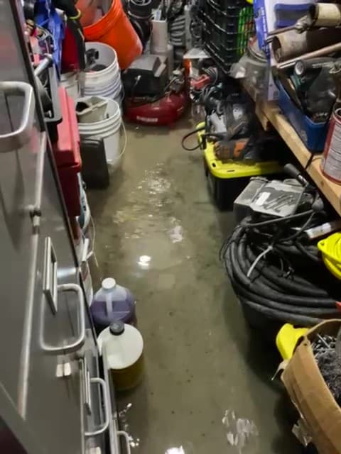 Gran parte del material de trabajo de su esposo, quien se dedica a la construcción,
<b> resultó dañado</b>. Además de herramientas y equipo eléctrico, otros artículos del hogar también se vieron afectados
<b>por la humedad y la acumulación de agua.</b>