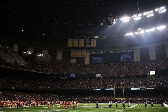 La gran fiesta deportiva del año en Estados Unidos, el Super Bowl de la Liga Nacional de Fútbol Americano (NFL), en su cuadragésima séptima edición, ya forma parte de la historia con los Ravens de Baltimore como nuevos campeones al vencer por 34-31 a los 49ers de San Francisco. Los pronósticos se cumplieron, los Ravens llegaron al Mercedes-Benz Super Dome de Nueva Orleans con el mejor mariscal de campo del momento, Joe Flacco, y la mejor defensa de la NFL, ambos factores se hicieron presentes en los momentos decisivos que hicieron posible el triunfo y el conseguir el segundo trofeo Vince Lombardi en la historia de la franquicia de Baltimore. Flacco, de 28 años, fue el líder perfecto en la primera parte al conseguir tres pases de anotación, que lo dejaron como el sexto mariscal que lo consigue en la historia del Super Bowl y una ventaja parcial de 21-6 al descanso que sería decisiva. El safety Ed Reed, nativo de New Orleans, empataría la mejor marca de la fase final de la NFL con nueve robos aéreos, mientras que Kaepernick quedaría con la mancha de la interceptación que sufrió. Antes que se diese el ya histórico apagón, el primero en un Super Bowl, el receptor abierto Jacoby Jones también quiso entrar en los libros de las marcas al conseguir nada más comenzar el tercer periodo al regresar 108 yardas de "touchdown" una devolución de balón, la mejor de todos los tiempos. Kaepernick y los 49ers vivieron los momentos estelares del partido al conseguir 23 puntos en menos de 13 minutos, 17 fueron consecutivos. Lewis, no brilló como en el primer Super Bowl del 2001 cuando ganó el premio de Jugador Más Valioso (MVP), que esta vez le fue con todos los honores a Flacco, al completar 22 de 33 pases para 287 yardas, sin interceptaciones, pero hizo seis derribos y cuatro fueron "placajes" solitarios. Suficientes para que los Ravens lograsen el segundo trofeo Vince Lombardi en su historia y Lewis pudiese cerrar con broche de oro su legado de 17 temporadas brillantes dentro de la competición de la NFL. Mientras que la revelación de la temporada Kaepernick confirmó que es un mariscal muy especial, lleno de energía, que corre como nadie, que tiene un dinamismo único, pero que todavía no pudo emular a los legendarios Montana y Young, que lo precedieron al frente de los 49ers en los cinco Super Bowls que disputaron y que consiguieron ganar. Los jugadores de los 49er, encabezados por el corredor Frank Gore insistieron que su equipo fue mejor como conjunto que los Ravens se aprovecharon de acciones aisladas. Pero el marcador final estableció que los ganadores fueron los Ravens, por eso dos hermanos, John y Jim Harbaugh, los primeros en la historia de la NFL que dirigieron a los equipos que disputaron un título de Super Bowl, al concluir el partido fueron al encuentro y se dieron un gran abrazo.