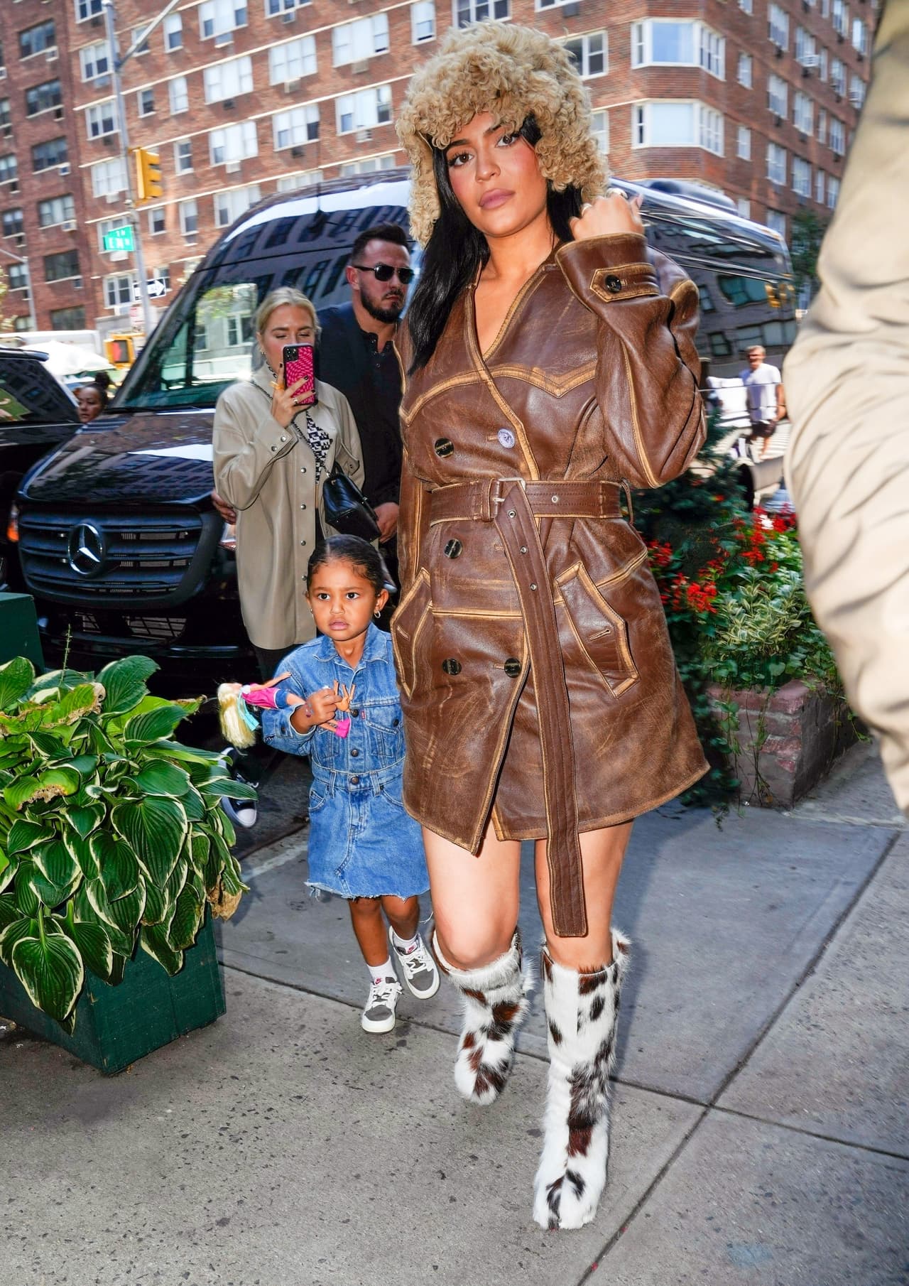 En septiembre del 2021, la pequeña fue fotografiada con un estilo casual que incluía un vestido de mezclilla y como accesorio, una muñeca como fiel compañera.