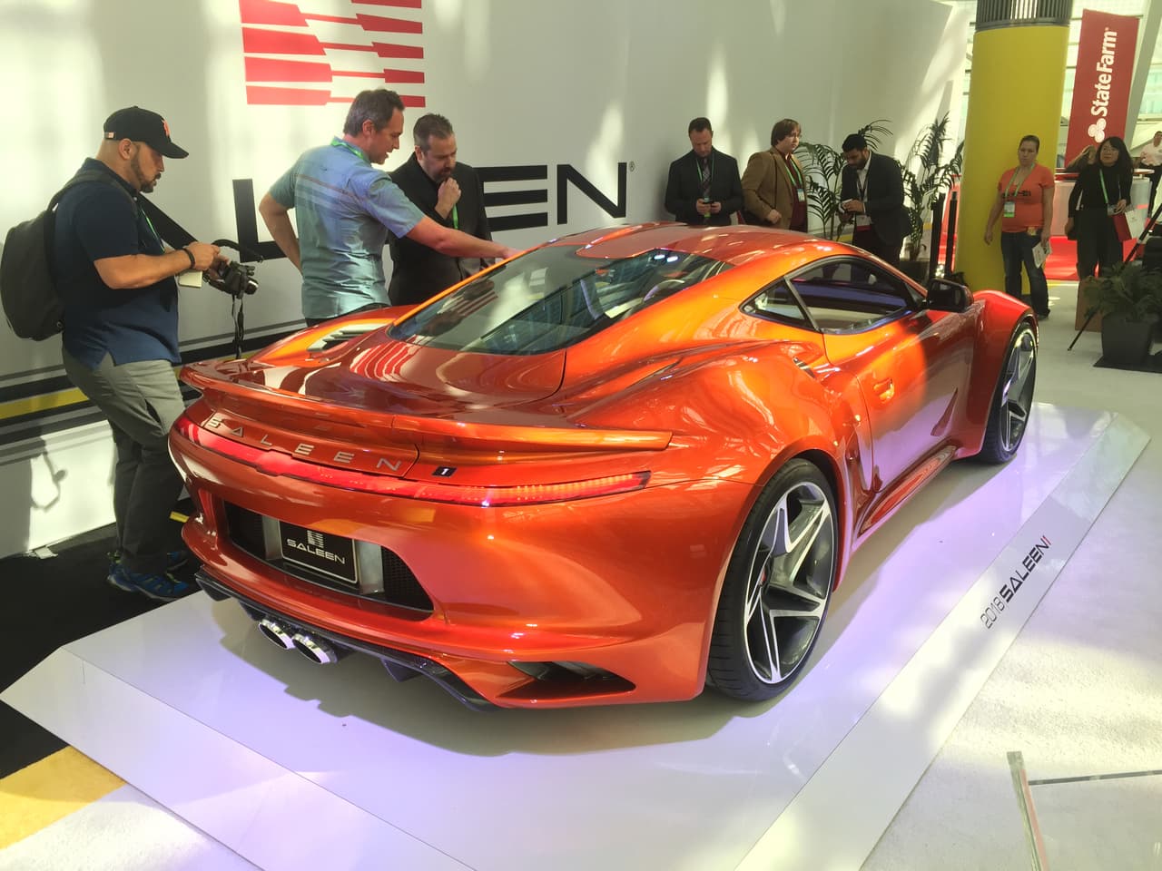 <b>Saleen S1 2018</b>
<br>Este nuevo deportivo de Saleen cuenta con un motor cuatro cilindros 2.5 litros turbocargado de 450 caballos de fuerza y 350 lb-pie de torque con transmisión manual de seis velocidades. Alcanza el 0 a 60 mph en 3.5 segundos. Su precio es de 100,000 dólares y una de sus peculiaridades es que fue desarrollado por Saleen, pero será fabricado en China por la empresa Jiangsu Saleen Automotive Technology Group, una joint venture que tiene como misión sacar al mercado más modelos.